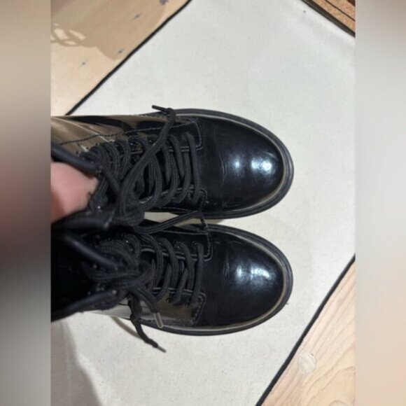 EUC-Junior 1460 Patent Leather Lace UpBoots in Black | Dr. Martens - Picture 3 of 12